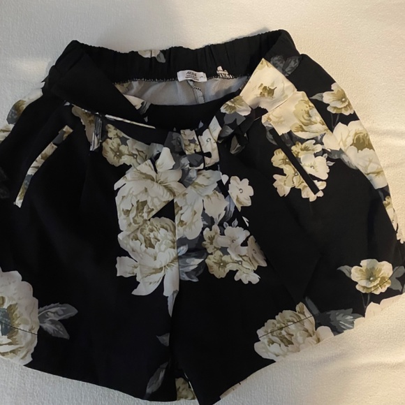 🎀4/$25🎀 Floral Print Shorts - Picture 2 of 3